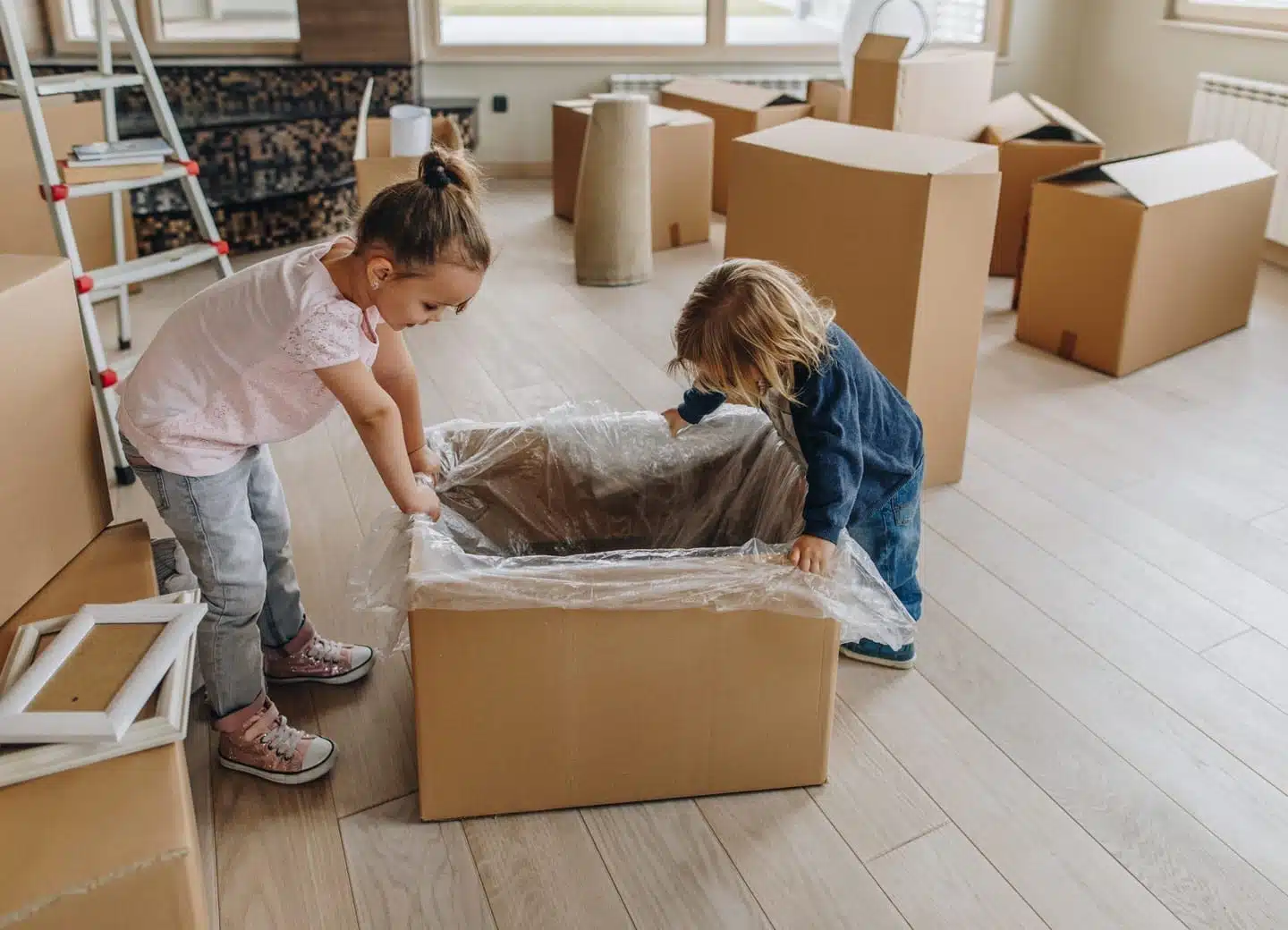 5 kids looking in a box