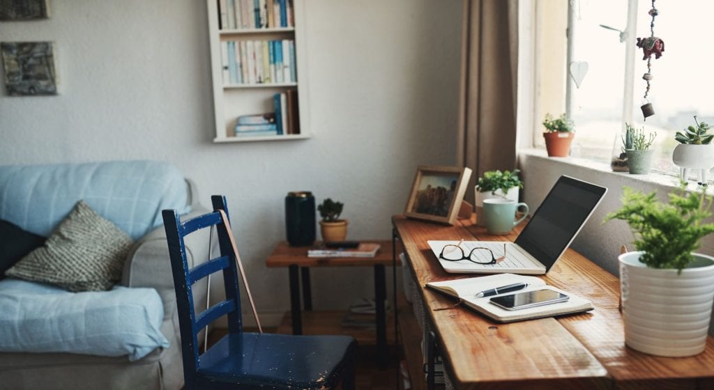 an uncluttered desk reduces stress