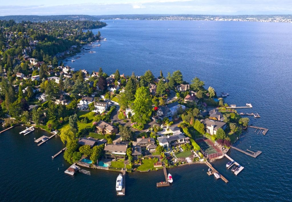 A bird's eye view of Laurelhurst homes in Seattle, Washington. There are homes that have boat docks leading out to the water. 