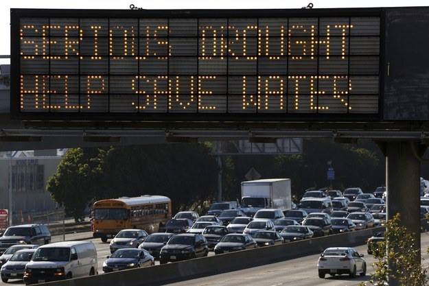 An illuminated sign along a busy California freeway urging residents to conserve water. The sign reads, “SERIOUS DROUGHT HELP SAVE WATER.”
