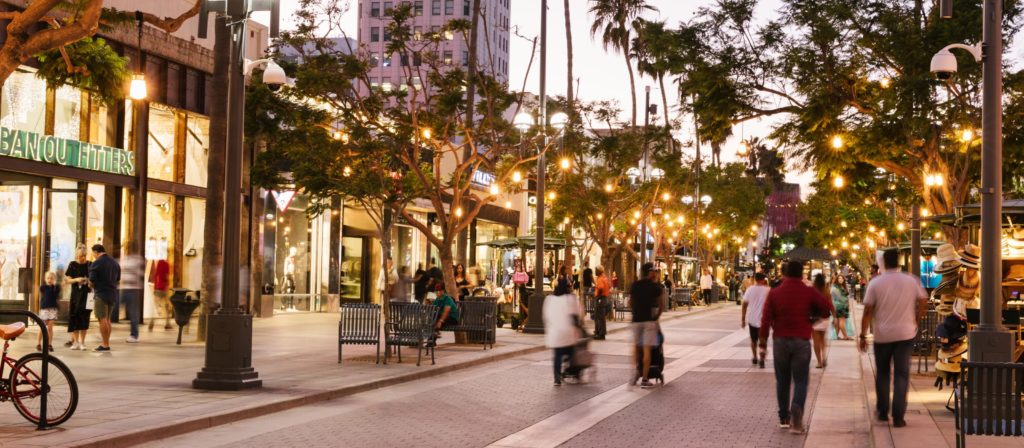 A shopping promenade in the evening in Santa Monica