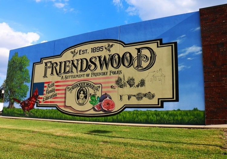 A mural welcoming residents to Friendswood, Texas