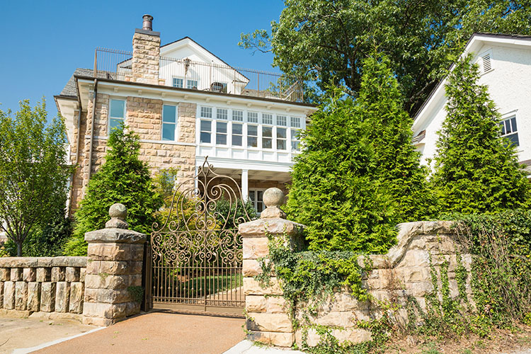  A lavish, beautiful brick home in Chattanooga