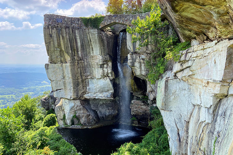 Lover’s leap waterfall at Lookout Mountain, Tennessee
