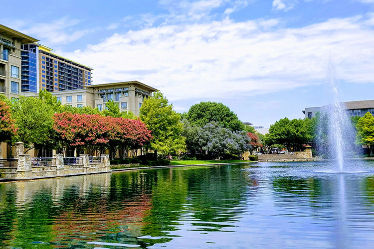 A fountain lake and apartment buildings in Plano, Texas.