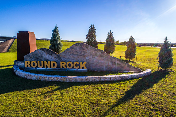 A sign welcoming visitors to Round Rock from the interstate