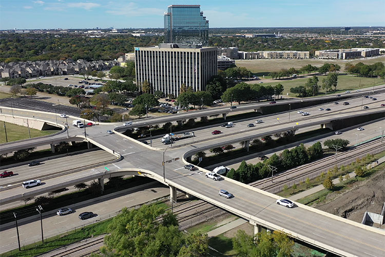 An overhead shot of an office building in Richardson, Texas during the daytime. 